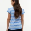 T-shirt infantil com riscas e acabamento em folha de alface nas mangas T-shirt infantil com riscas e acabamento em folha de alface nas mangas
