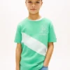 T-shirt infantil com riscas e bandeira com monograma T-shirt infantil com riscas e bandeira com monograma