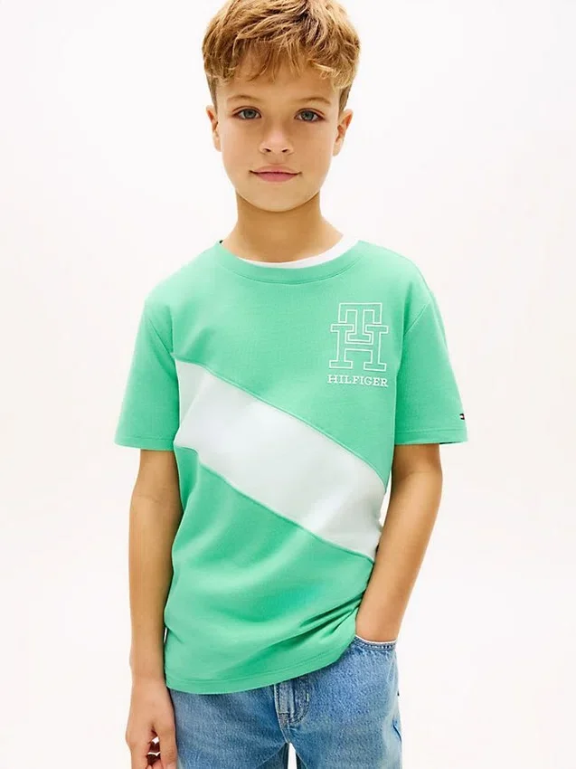 T-shirt infantil com riscas e bandeira com monograma T-shirt infantil com riscas e bandeira com monograma