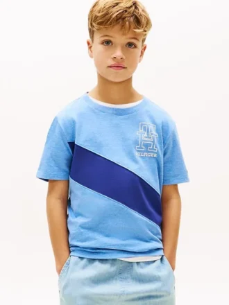 T-shirt infantil com riscas e bandeira com monograma