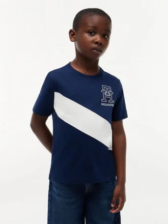 T-shirt infantil com riscas e bandeira com monograma