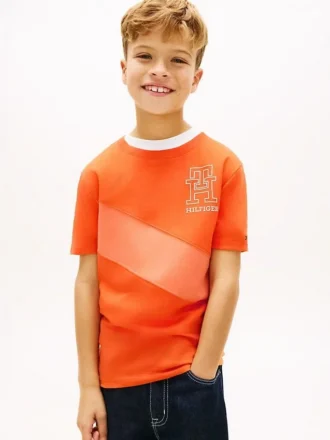 T-shirt infantil com riscas e bandeira com monograma T-shirt infantil com riscas e bandeira com monograma