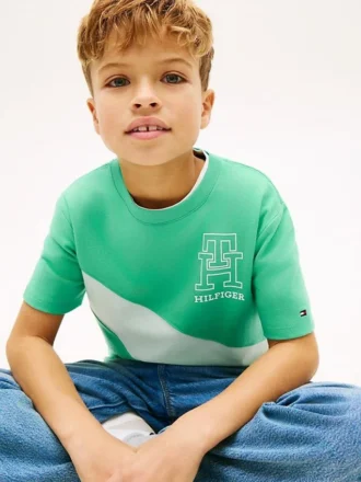 T-shirt infantil com riscas e bandeira com monograma