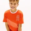 T-shirt infantil com riscas e bandeira com monograma T-shirt infantil com riscas e bandeira com monograma