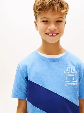 T-shirt infantil com riscas e bandeira com monograma