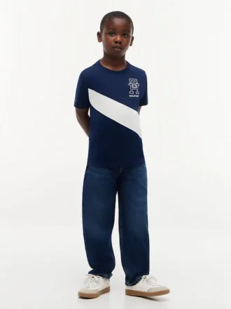 T-shirt infantil com riscas e bandeira com monograma