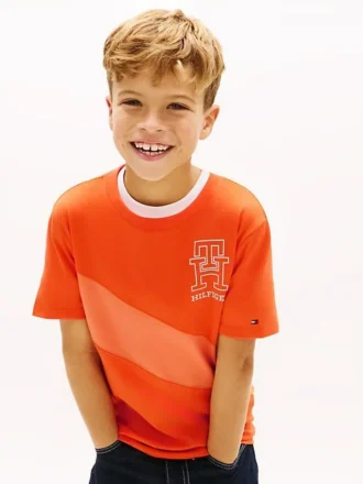 T-shirt infantil com riscas e bandeira com monograma T-shirt infantil com riscas e bandeira com monograma