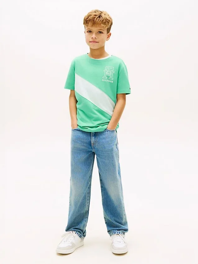 T-shirt infantil com riscas e bandeira com monograma T-shirt infantil com riscas e bandeira com monograma