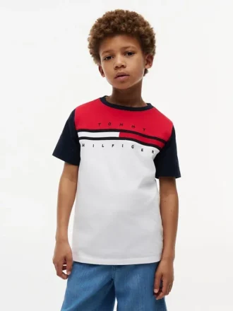 T-shirt infantil com riscas e bandeiras em blocos de cor