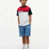 T-shirt infantil com riscas e bandeiras em blocos de cor T-shirt infantil com riscas e bandeiras em blocos de cor