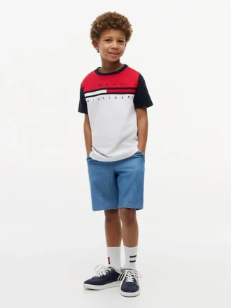 T-shirt infantil com riscas e bandeiras em blocos de cor