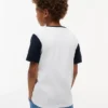 T-shirt infantil com riscas e bandeiras em blocos de cor T-shirt infantil com riscas e bandeiras em blocos de cor