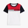T-shirt infantil com riscas e bandeiras em blocos de cor T-shirt infantil com riscas e bandeiras em blocos de cor