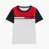 T-shirt infantil com riscas e bandeiras em blocos de cor T-shirt infantil com riscas e bandeiras em blocos de cor