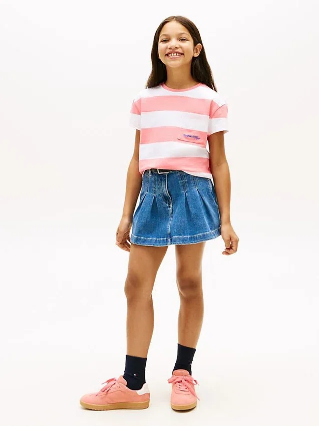 T-shirt infantil com riscas e bolso T-shirt infantil com riscas e bolso