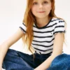 T-shirt infantil com riscas e mangas com folhos