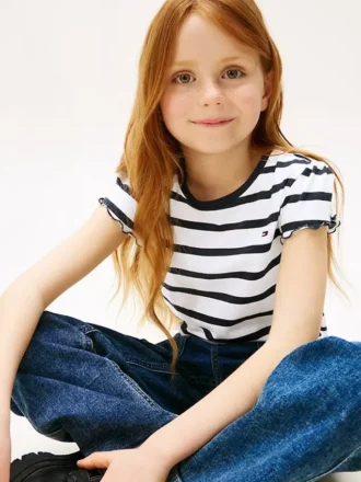 T-shirt infantil com riscas e mangas com folhos