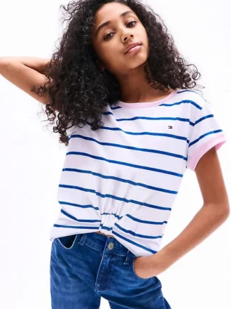 T-shirt infantil com riscas e nó na bainha
