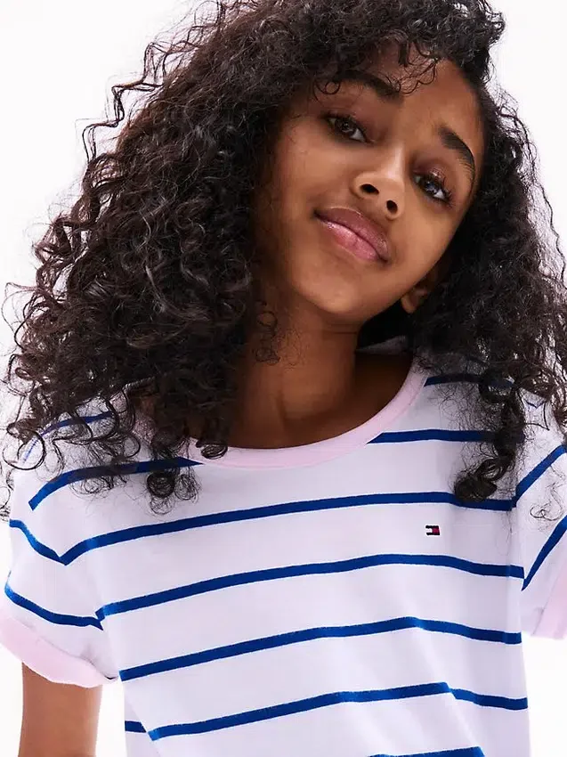T-shirt infantil com riscas e nó na bainha T-shirt infantil com riscas e nó na bainha