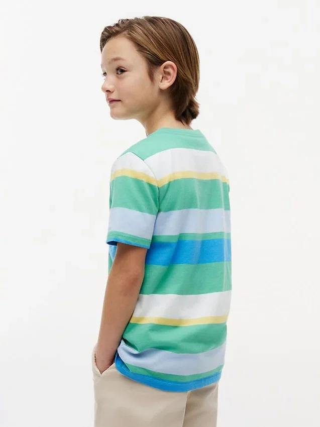 T-shirt infantil com riscas multicoloridas T-shirt infantil com riscas multicoloridas