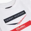 T-shirt infantil Tommy x Cadillac F1® Team Chevron T-shirt infantil Tommy x Cadillac F1® Team Chevron