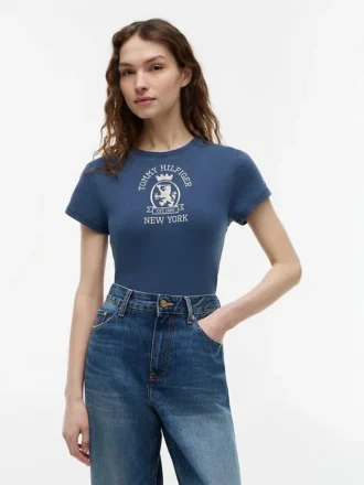 T-shirt Slim Fit com logótipo Crest tingida na peça