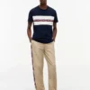 T-shirt Tommy Jeans com fita com logótipo exclusivo T-shirt Tommy Jeans com fita com logótipo exclusivo
