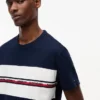 T-shirt Tommy Jeans com fita com logótipo exclusivo T-shirt Tommy Jeans com fita com logótipo exclusivo