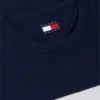 T-shirt Tommy Jeans com fita com logótipo exclusivo T-shirt Tommy Jeans com fita com logótipo exclusivo