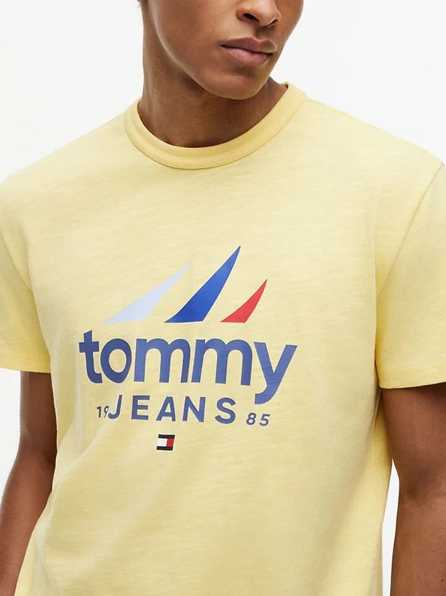 T-shirt Tommy Jeans com logótipo de vela T-shirt Tommy Jeans com logótipo de vela