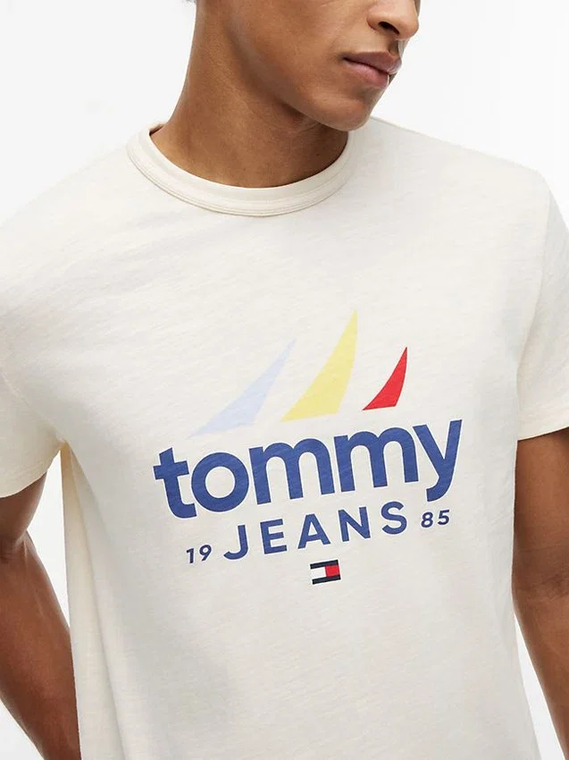 T-shirt Tommy Jeans com logótipo de vela T-shirt Tommy Jeans com logótipo de vela