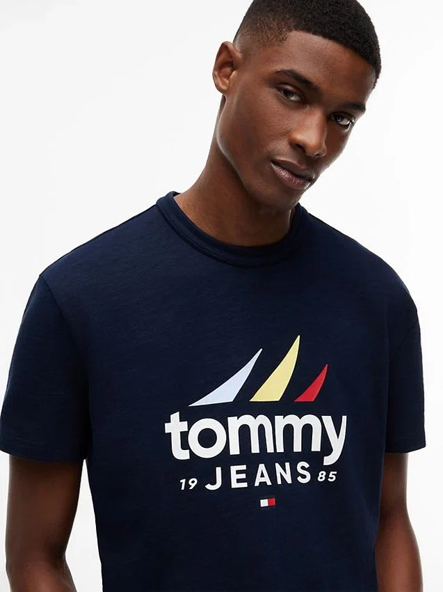T-shirt Tommy Jeans com logótipo de vela T-shirt Tommy Jeans com logótipo de vela