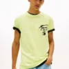 T-shirt Tommy Jeans com logótipo pintado com spray T-shirt Tommy Jeans com logótipo pintado com spray