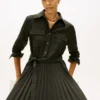 Vestido camisa de sarja plissado com cinto Vestido camisa de sarja plissado com cinto