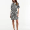 Vestido-camisa em mistura de linho com estampado tropical Vestido-camisa em mistura de linho com estampado tropical