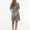 Vestido-camisa em mistura de linho com estampado tropical Vestido-camisa em mistura de linho com estampado tropical