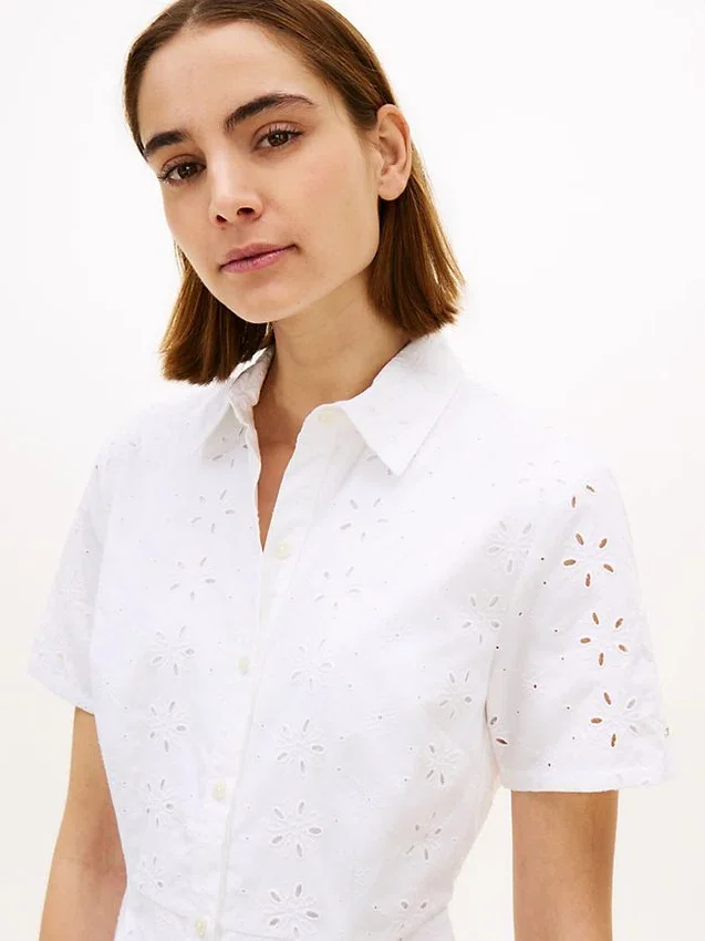 Vestido camisa em popelina com ilhós bordados Vestido camisa em popelina com ilhós bordados