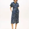 Vestido-camisa midi de linho com cinto e estampado de bandeiras Vestido-camisa midi de linho com cinto e estampado de bandeiras