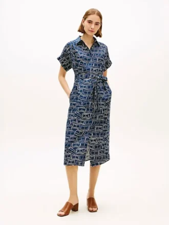 Vestido-camisa midi de linho com cinto e estampado de bandeiras
