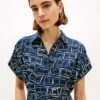 Vestido-camisa midi de linho com cinto e estampado de bandeiras Vestido-camisa midi de linho com cinto e estampado de bandeiras