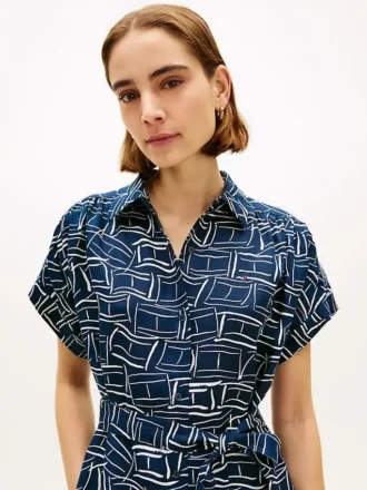 Vestido-camisa midi de linho com cinto e estampado de bandeiras