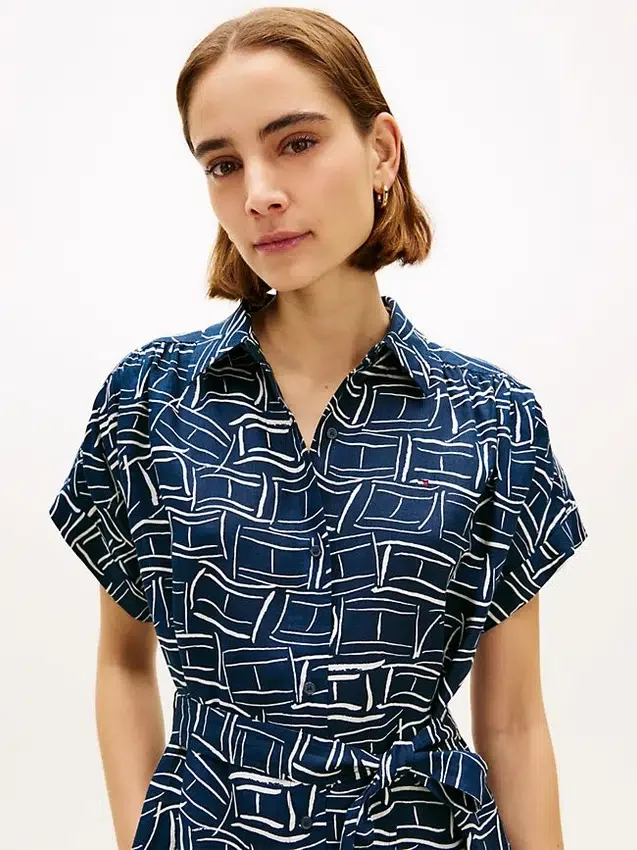 Vestido-camisa midi de linho com cinto e estampado de bandeiras Vestido-camisa midi de linho com cinto e estampado de bandeiras