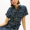 Vestido-camisa midi de linho com cinto e estampado de bandeiras Vestido-camisa midi de linho com cinto e estampado de bandeiras