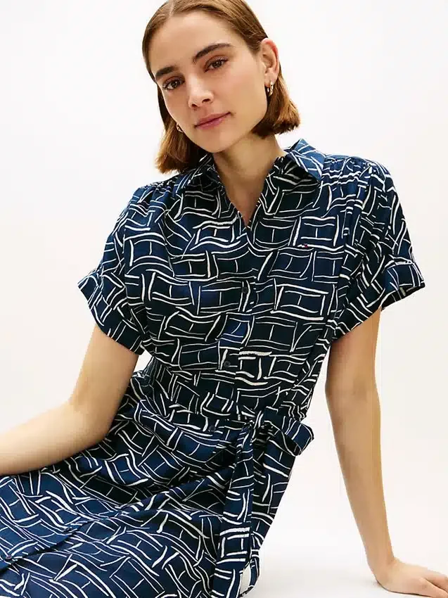 Vestido-camisa midi de linho com cinto e estampado de bandeiras Vestido-camisa midi de linho com cinto e estampado de bandeiras