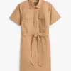 Vestido camisa utilitário de manga curta com cinto Vestido camisa utilitário de manga curta com cinto