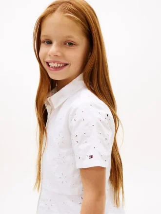 Vestido de camisa com ilhós bordados para criança