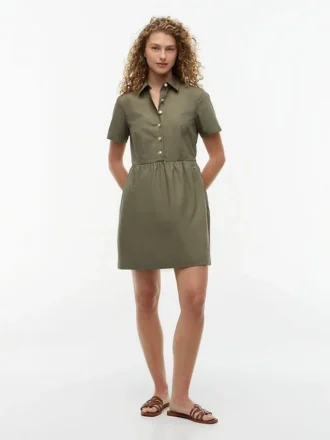 Vestido de manga curta com botões dourados