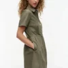 Vestido de manga curta com botões dourados Vestido de manga curta com botões dourados