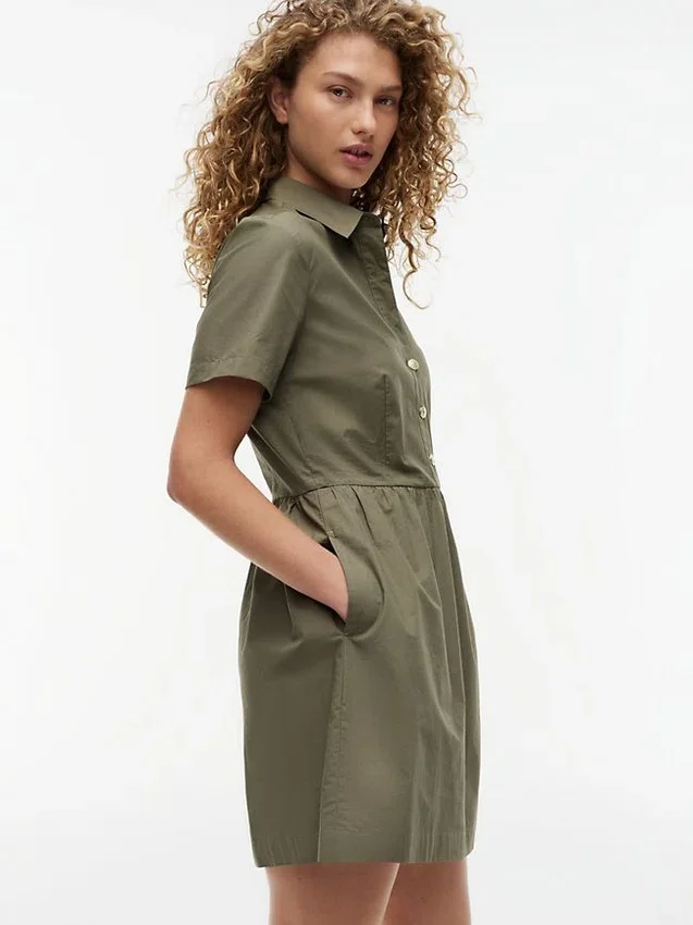 Vestido de manga curta com botões dourados Vestido de manga curta com botões dourados