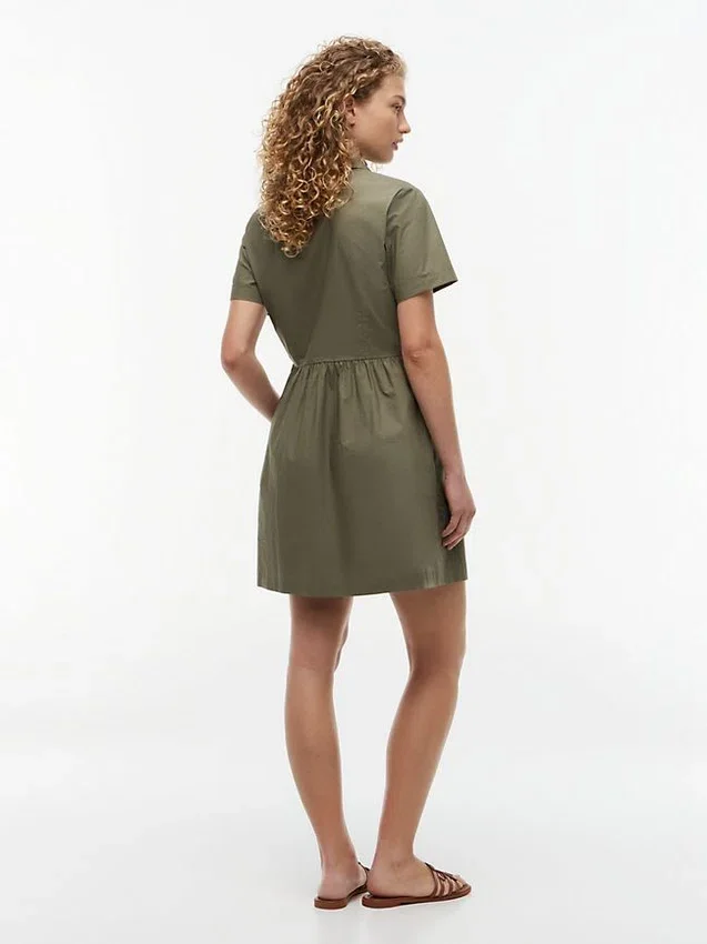 Vestido de manga curta com botões dourados Vestido de manga curta com botões dourados